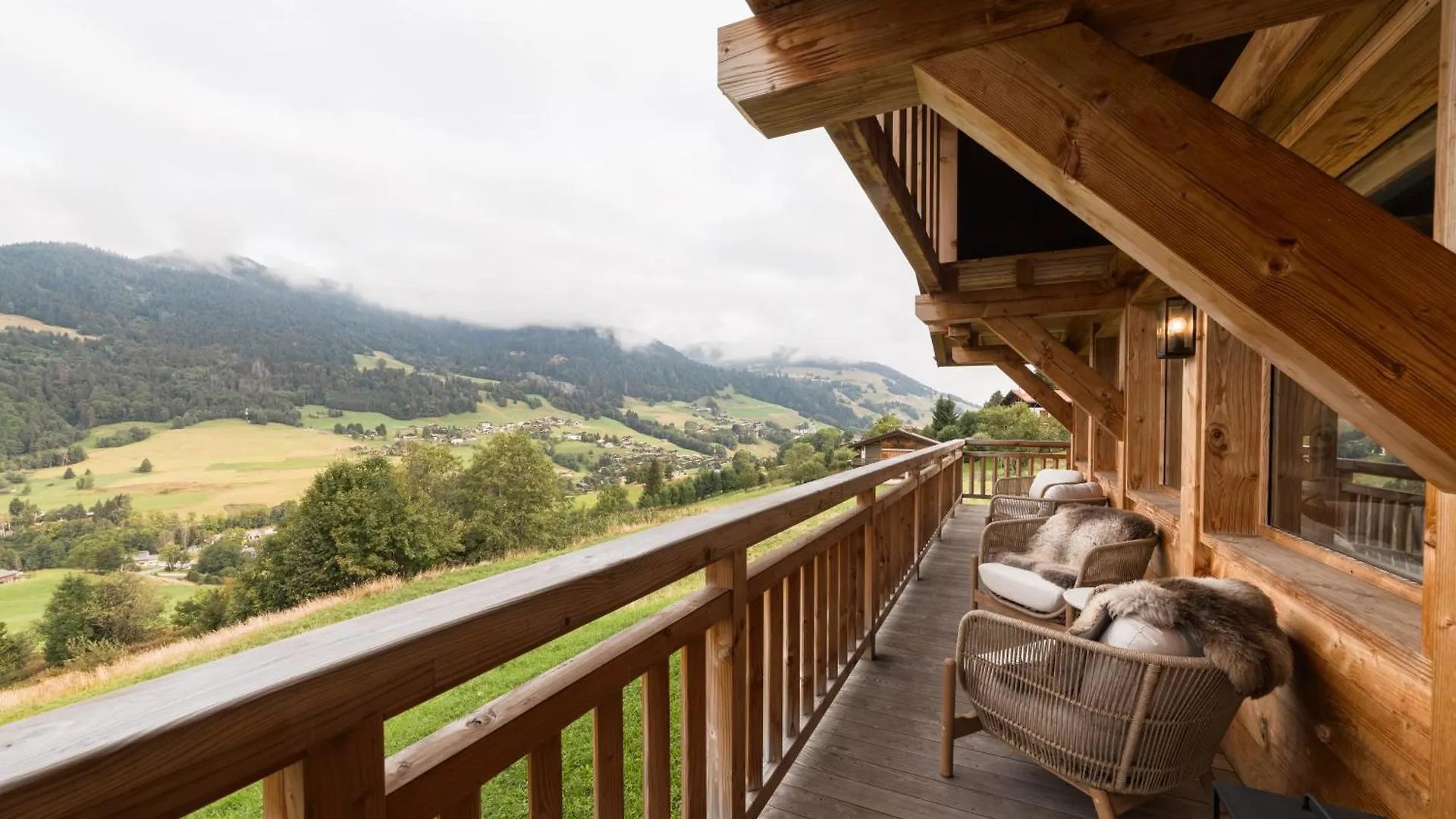 Luxury Megeve Chalet, Sleeps 8 With Mountain Views And Jacuzzi