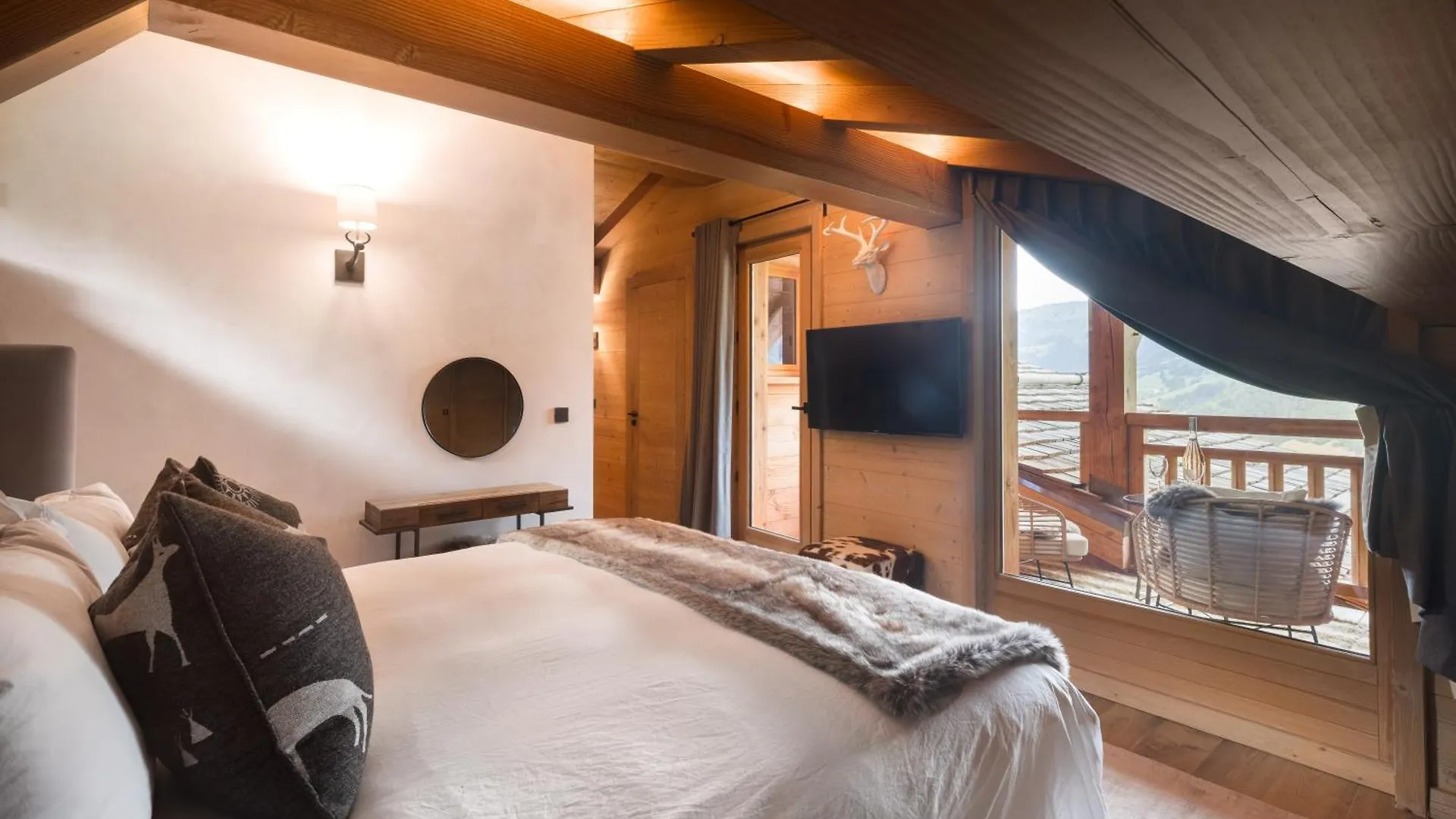 Luxury Megeve Chalet, Sleeps 8 With Mountain Views And Jacuzzi Chalet