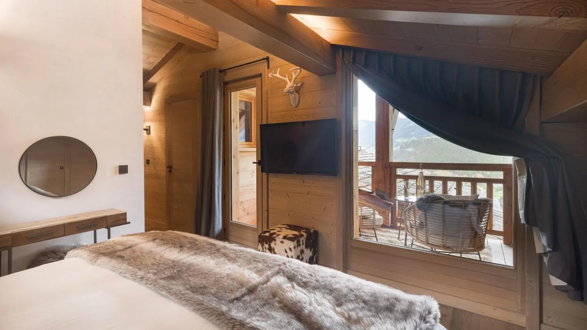 Luxury Megeve Chalet, Sleeps 8 With Mountain Views And Jacuzzi 0*,  France