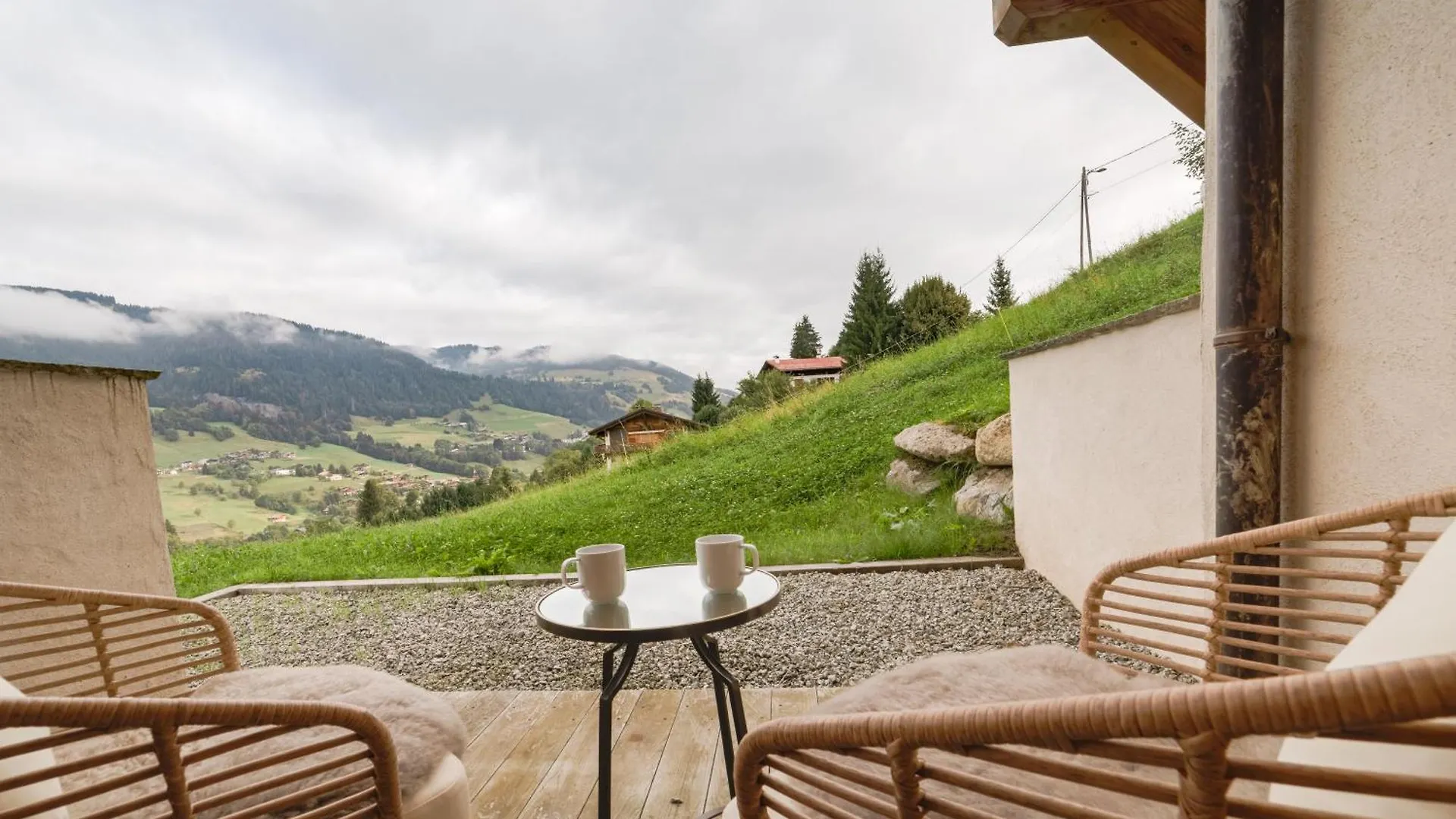 Luxury Megeve Chalet, Sleeps 8 With Mountain Views And Jacuzzi