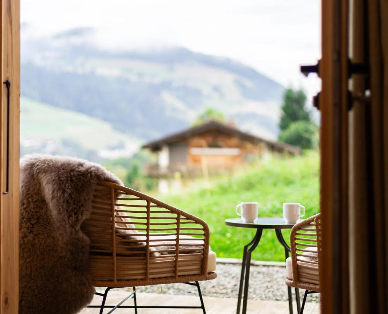 Chalet Luxury Megeve Chalet, Sleeps 8 With Mountain Views And Jacuzzi
