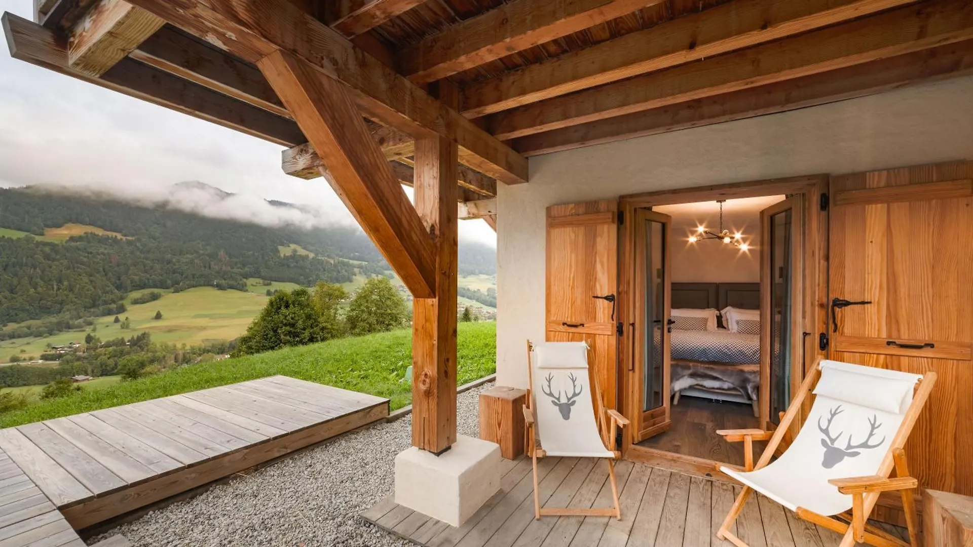 Luxury Megeve Chalet, Sleeps 8 With Mountain Views And Jacuzzi