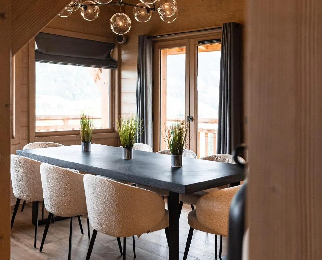 Luxury Megeve Chalet, Sleeps 8 With Mountain Views And Jacuzzi