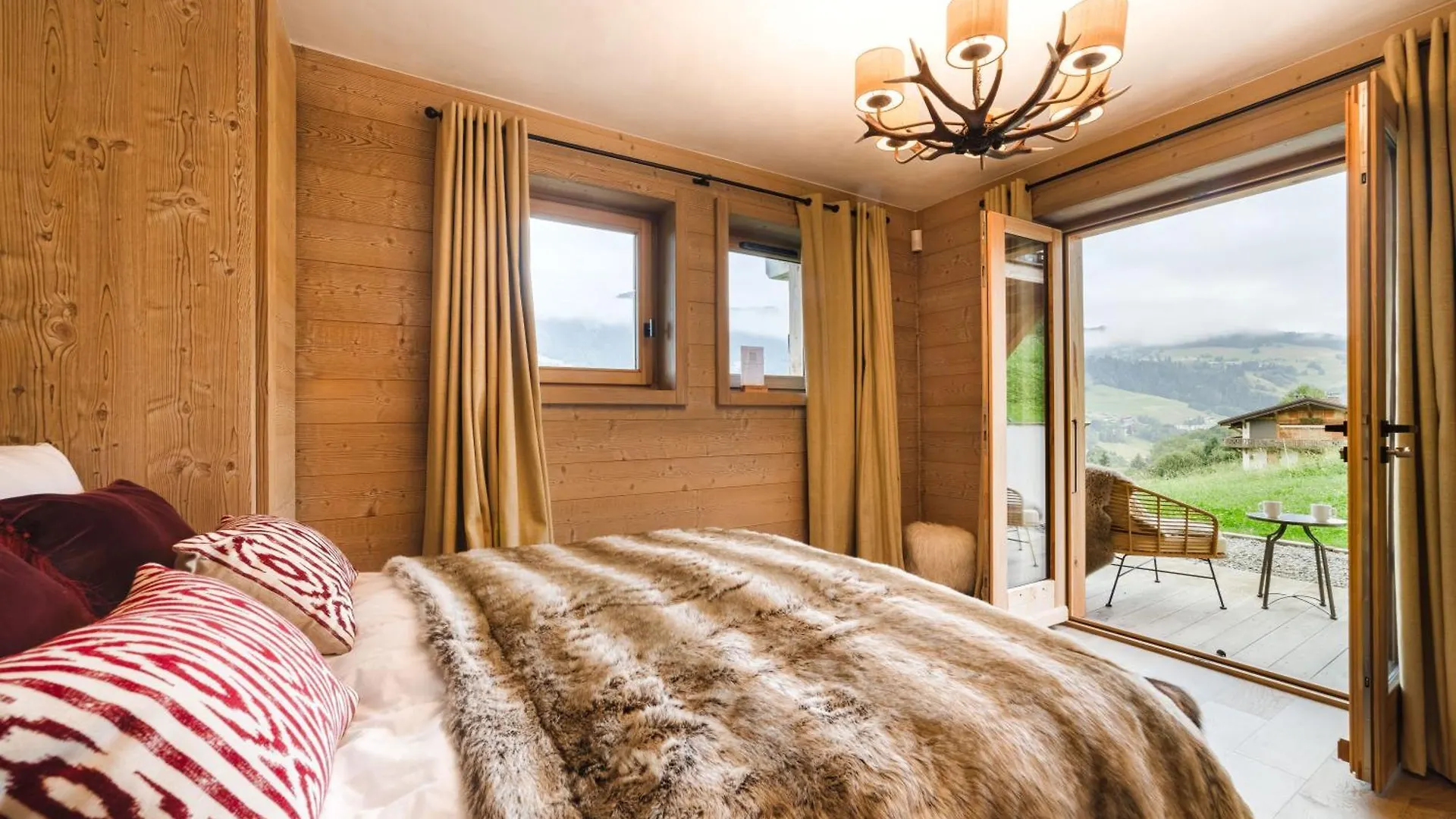 Chalet Luxury Megeve Chalet, Sleeps 8 With Mountain Views And Jacuzzi
